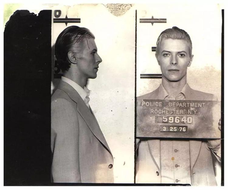 En 1976, David Bowie preso por posse de maconha