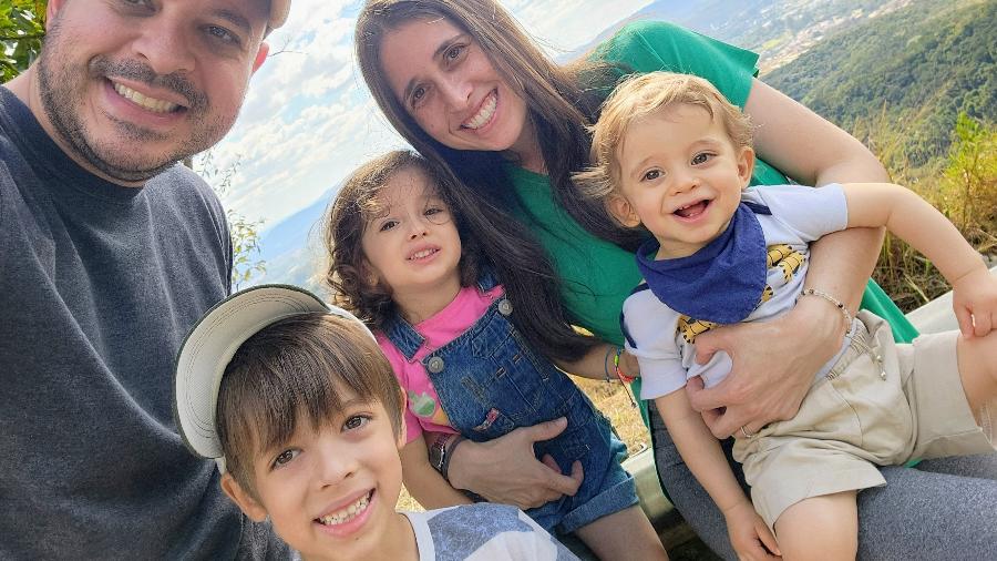 O casal Ygor e Jéssica com os filhos Theo, Lis e Yuri