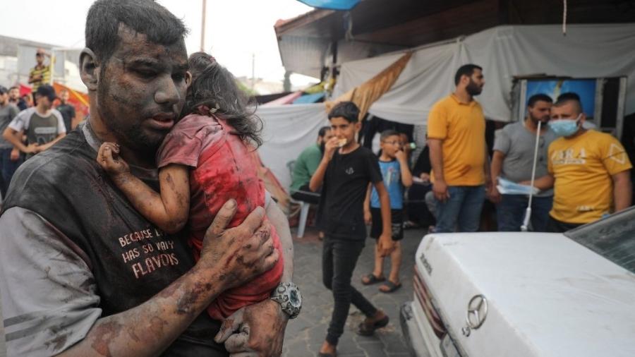 Homem e criança feridos chegam ao hospital Al-Shifa, na cidade de Gaza