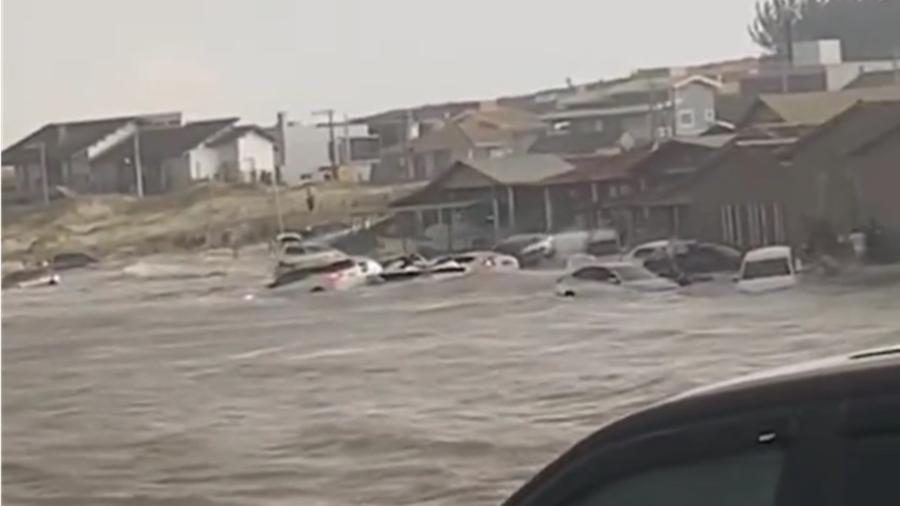 11.nov.2023 - Tsunami meteorológico atingiu praia do Cardoso, em Laguna (SC); estado tem sido alvo de fortes chuvas