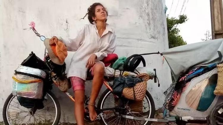 A artista e cicloviajante venezuelana Julieta Inés Hernández Martínez
