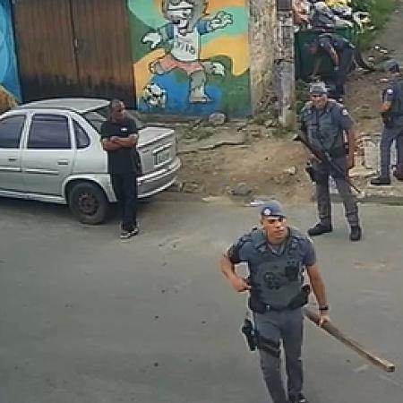 PM usa pedaço de madeira para quebrar uma câmera no Guarujá (SP)