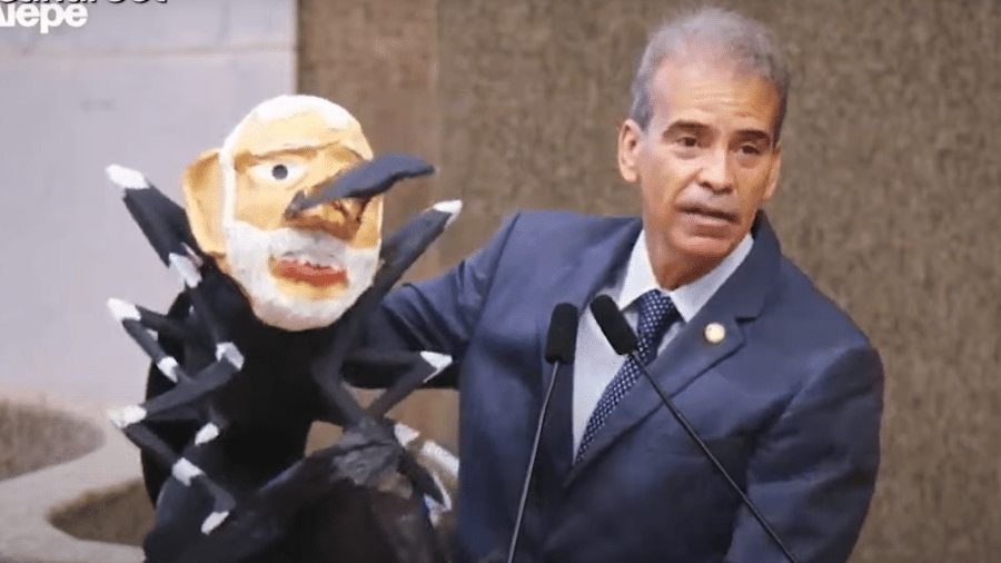 Deputado levou boneco de mosquito com rosto de Lula a plenário
