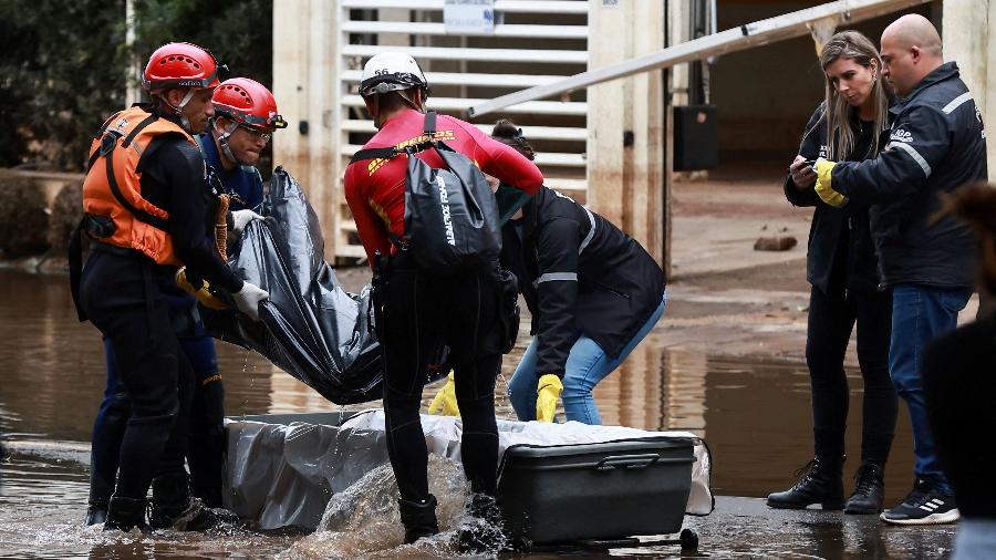 Autoridades levam corpo encontrado em meio às enchentes que atingem Canoas (RS), na última segunda-feira (20)