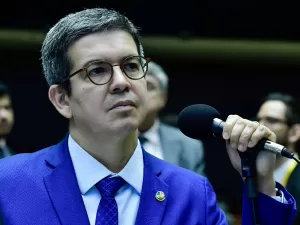 Líder do governo diverge do PT e diz que eleição venezuelana foi 'sem idoneidade'