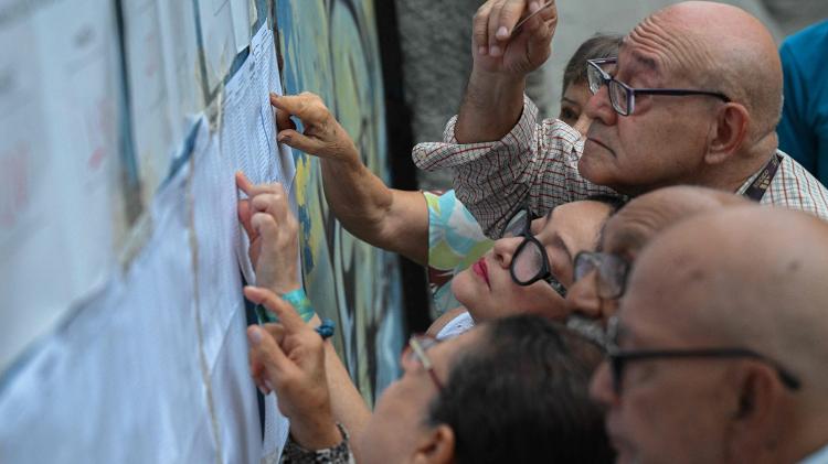 Venezuelanos consultam local de votação