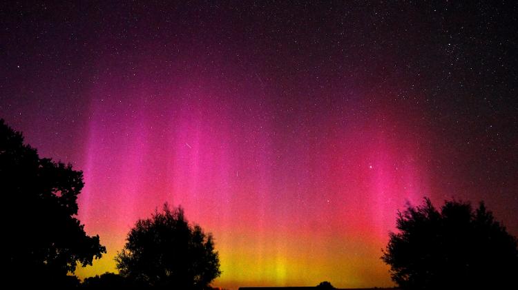 Aurora boreal iluminando o céu no leste da Alemanha, durante a chuva anual de meteoros Perseidas