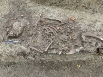 'Criança vampira': esqueleto medieval surpreende por detalhe macabro