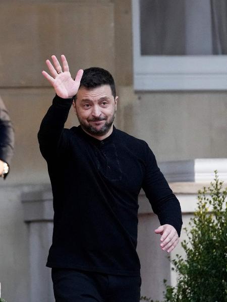 2.mar.2025 - Presidente da Ucrânia, Volodymyr Zelensky, acena após participar de encontro com países aliados da Europa, neste domingo 2.mar.2025 - Presidente da Ucrânia, Volodymyr Zelensky, acena após participar de encontro com países aliados da Europa, neste domingo