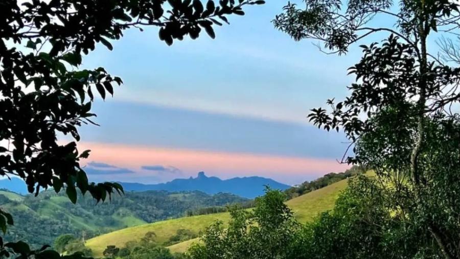 Vista da Serra da Mantiqueira em hospedagem de Sapucaí-Mirim (MG)