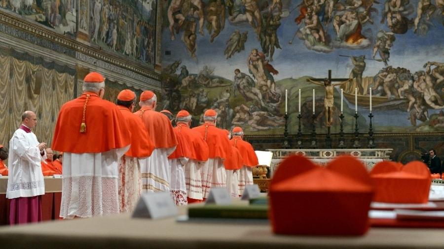 Cardeais se reuniram na Capela Sistina no conclave de 2013; o próximo começa em 7 de maio - AFP PHOTO / OSSERVATORE ROMANO