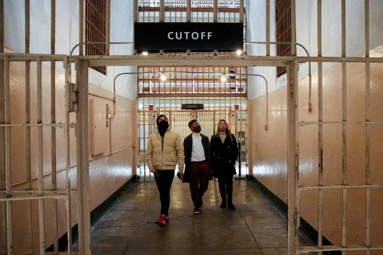 Corredor antigo de Alcatraz, durante passeio guiado de turistas em 2021 Corredor antigo de Alcatraz, durante passeio guiado de turistas em 2021