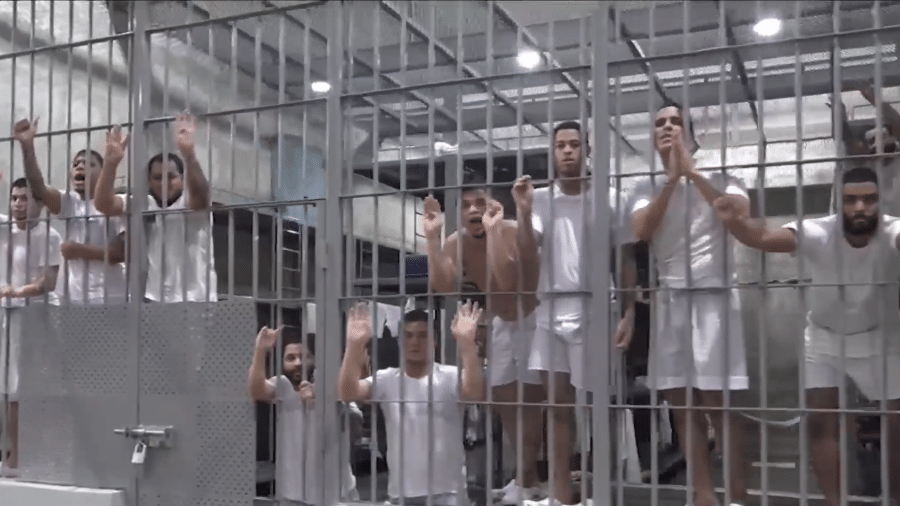 Prisioneiros gritam "liberdade" e "Venezuela" em visita da imprensa norte-americana ao Cecot Prisioneiros gritam "liberdade" e "Venezuela" em visita da imprensa norte-americana ao Cecot