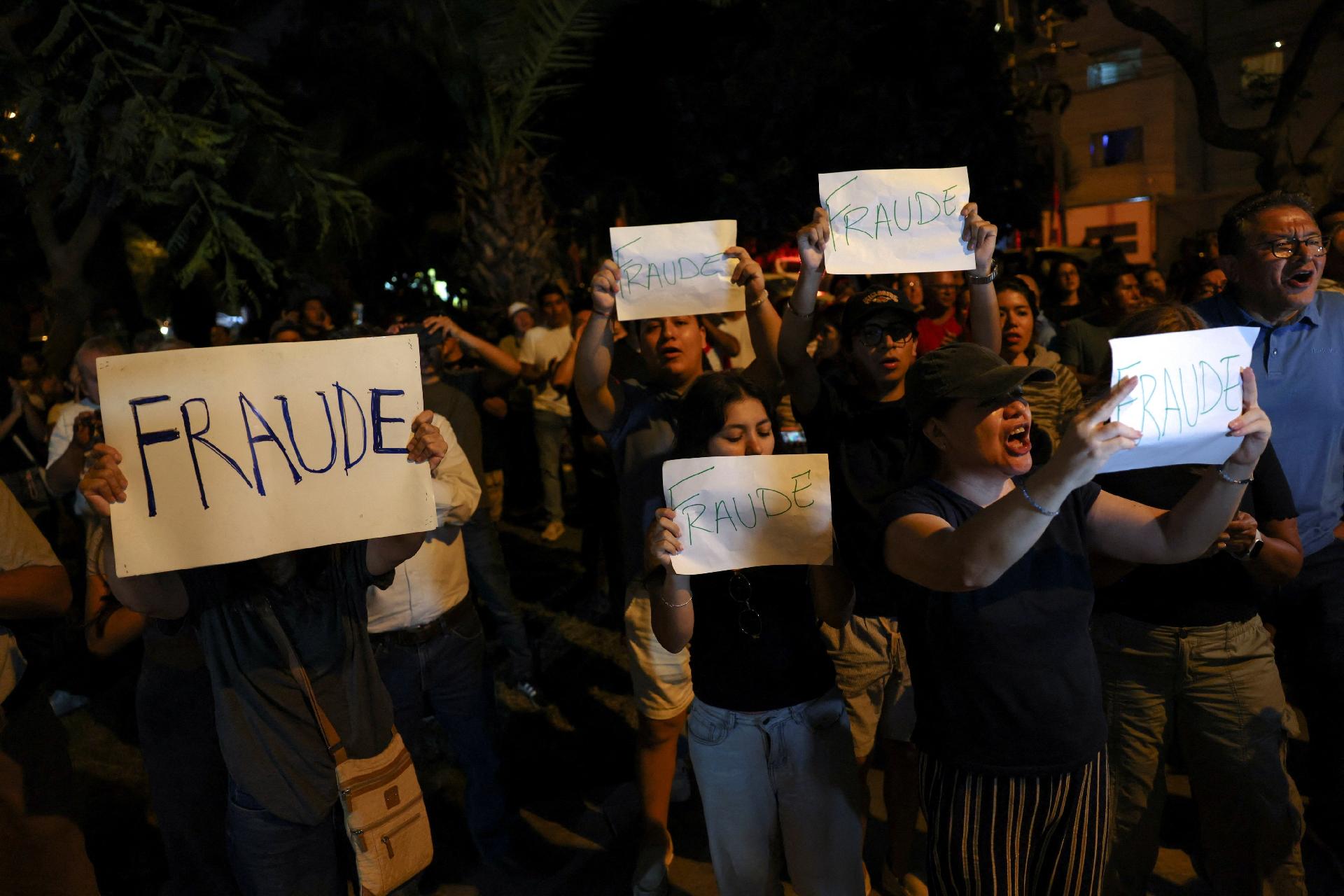 12.abr.2026 - Peruanos protestam e alegam fraude após problemas logísticos nas eleições - undefined