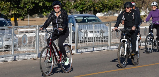 Horas antes da reunião, Dilma andou de bicicleta nos arredores do Palácio da Alvorada - Dida Sampaio/Estadão Conteúdo