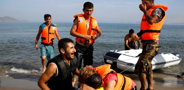 Família iraniana que embarcou na Turquia chega viva em praia de ilha grega - Yannis Behrakis/Reuters