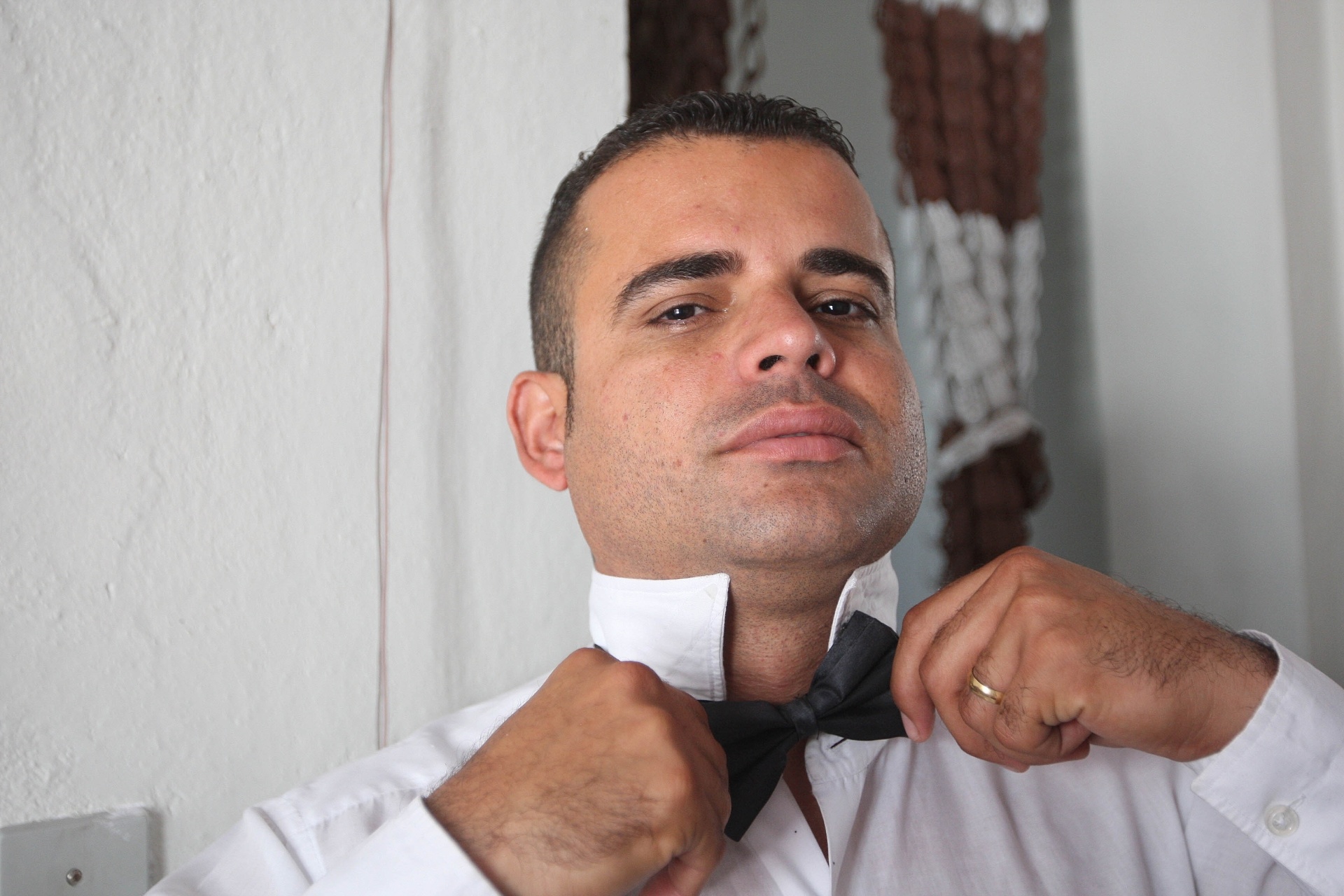 15.out.2015 - Jairo de Freitas se veste como um garçom para vender água na rua, com calça e camisa social, além da gravata borboleta - Reinaldo Canato/UOL