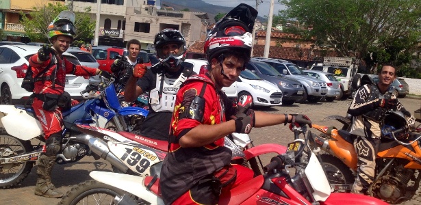 Integrantes do grupo de motociclistas "Mato ou Morro" se preparam para começar as buscas por pessoas ilhadas em Mariana - Carlos Eduardo Cherem/UOL
