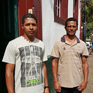 À esq., Roberto dos Reis, 33, e José da Paixão do Carmo, 40, que estão vivendo em hotéis de Mariana (MG) - Rayder Bragon/UOL