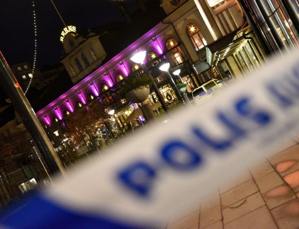 Cordão da polícia isola área em volta do restaurante Berns Salonger após explosão, em Estocolmo, na Suécia - TT News Agency/Thommy Tengborg/Reuters
