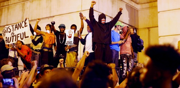 Terceiro dia de protestos em Charlotte (EUA); prefeito decretou toque de recolher - Mike Blake/Reuters