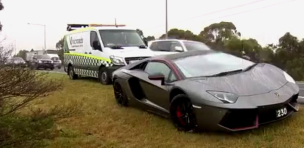 Homem ficou preso no Lamborghini e teve que pedir ajuda - Reprodução/ 7 News