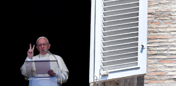Papa Francisco fala a multidão da janela do palácio apostólico de frente para a praça de São Pedro - Tiziana Fabi/AFP