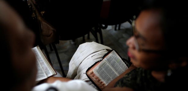 Mulher segura a Bíblia durante culto evangélico na Assembleia de Deus em Taguatinga (DF)