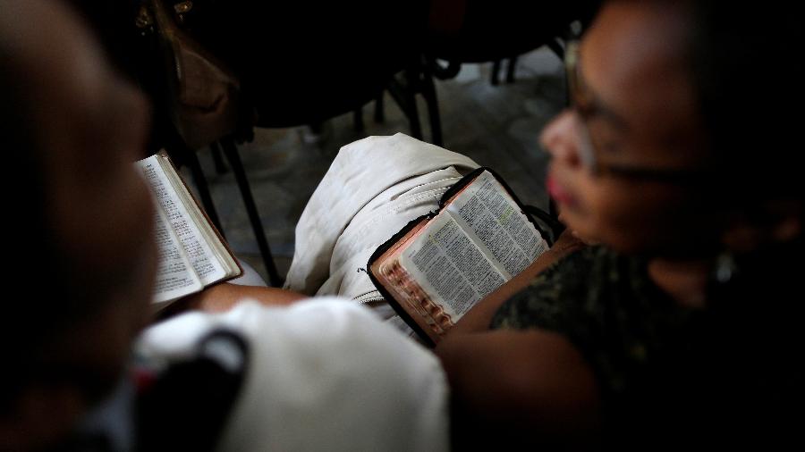Mulher segura a Bíblia durante cerimônia religiosa; projeto da bancada cristã na Câmara paulistana prevê anistia de dívidas até de antes de imóvel ser usado como templo - Adriano Machado/Reuters