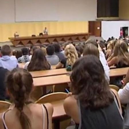 Alunos em auditório durante aula em universidade francesa - Reprodução/RFI