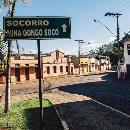 25.mai.2019 - Placa indicando a direção para o povoado de Socorro e a mina de Gongo Soco, em Barão de Cocais (MG) - Luciana Quierati/UOL