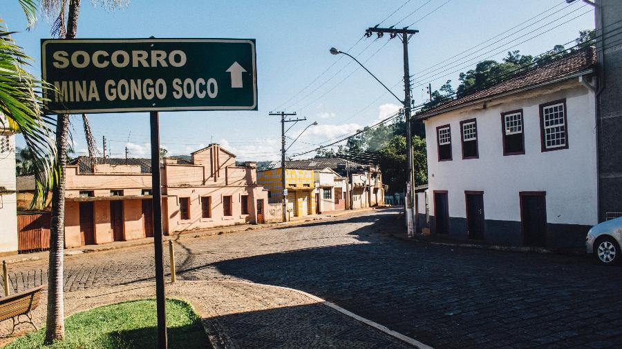 25.mai.2019 - Placa indicando a direção para o povoado de Socorro e a mina de Gongo Soco, da Vale, em Barão de Cocais (MG) - Luciana Quierati/UOL