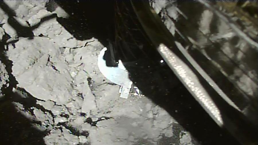 Após pouso de "sucesso" em asteroide, sonda deve recolher amostras de poeira do subsolo - AFP PHOTO / ISAS-JAXA