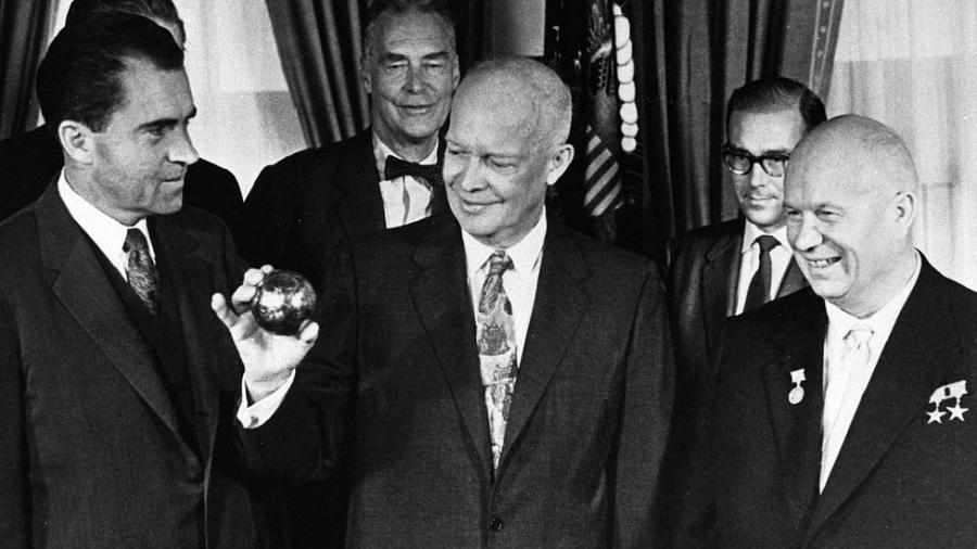Um presente jocoso: olhado pelo premiê soviético Khrushchev (à direita) e pelo vice-presidente Richard Nixon (esquerda), Dwight Eisenhower segura uma cópia da esfera enviada à Lua a bordo da Luna 2, em 1959 - Getty Images/BBC