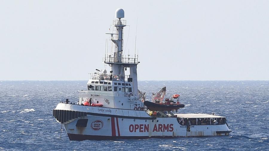 Barco humanitário da ONG espanhola Open Arms, que se encontra atualmente perto da ilha italiana de Lampedusa - Guglielmo Mangiapane/Reuters