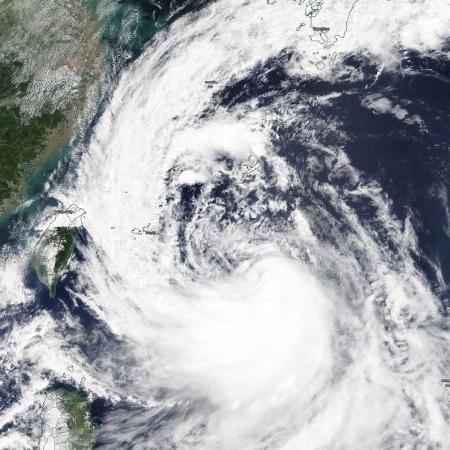 Imagem da formação do tufão Tapah na Ásia - Nasa