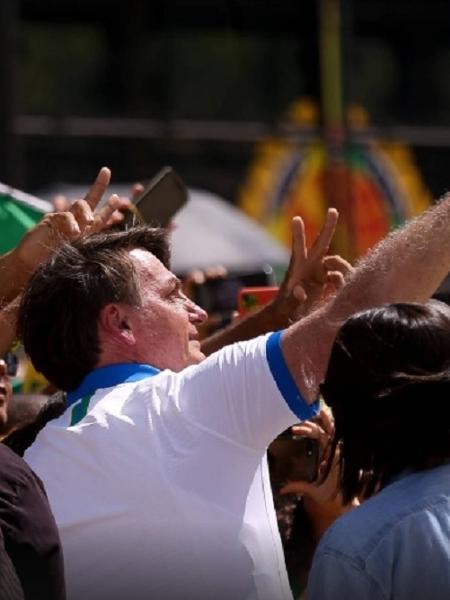 Bolsonaro faz selfie em meio a apoiadores, na manifestação de ontem - Reprodução/Redes sociais