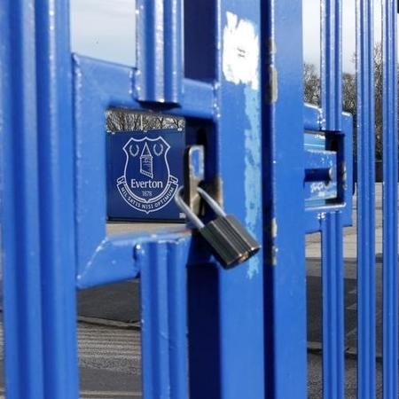 Estádio Goodison Park, do Everton, segue fechado com cadeado durante paralisação do Campeonato Inglês - CRAIG BROUGH