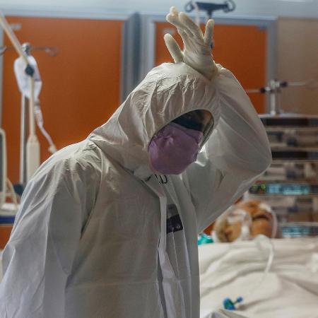 25.mar.2020 - Médico cuida de paciente com covid-19 na UTI do Hospital Casal Palocco, na Itália - Cecilia Fabiano/LaPresse