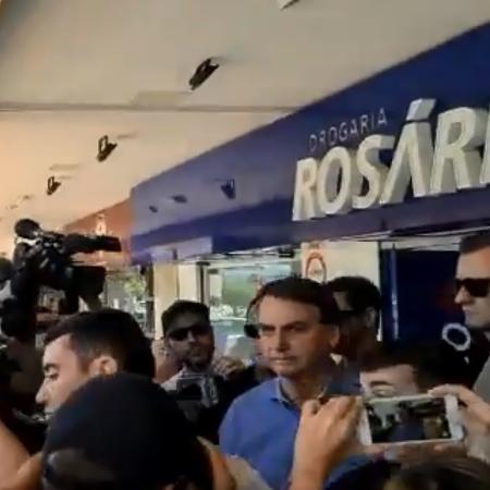 O presidente Jair Bolsonaro visita uma farmácia em Brasília e é cercado por jornalistas e apoiadores - Reprodução/Twitter/@patriotas