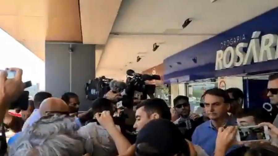 O presidente Jair Bolsonaro visita uma farmácia em Brasília e é cercado por jornalistas e apoiadores - Reprodução/Twitter/@patriotas