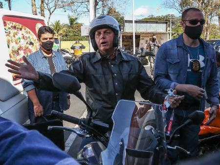 Bolsonaro faz passeio de moto sem máscara em Brasília e cumprimenta  apoiadores - 10/01/2021 - UOL Notícias