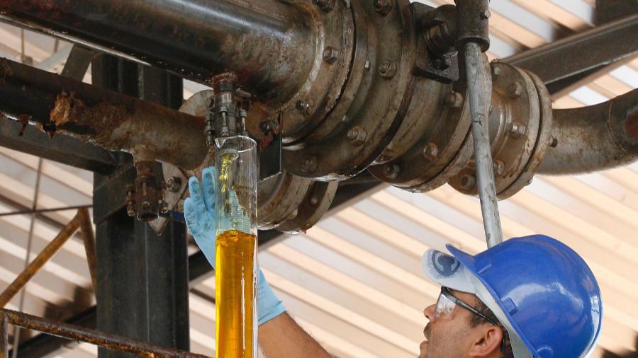 Trabalhador coleta amostra de biodiesel em Iraquara (BA) - Jamil Bittar