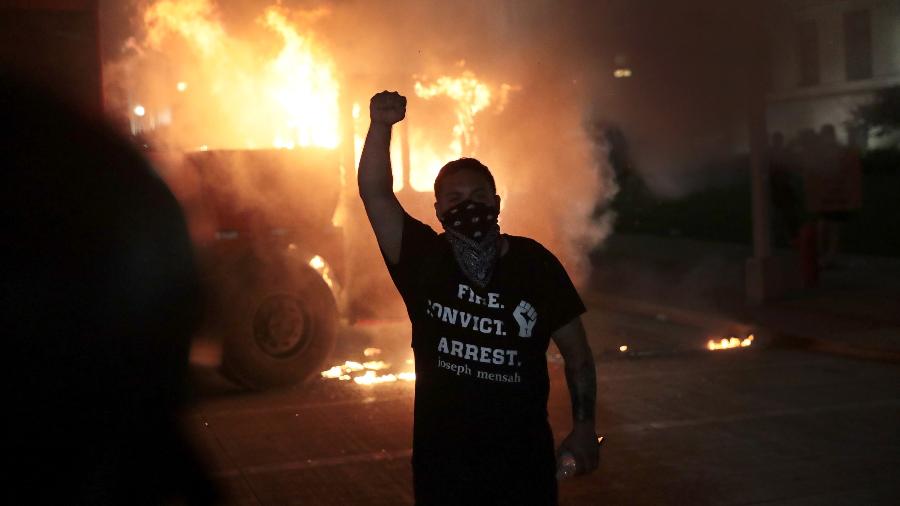 Manifestantes atearam fogo em carros durante segunda noite seguida de protestos em Kenosha, no estado americano do Wisconsin - Scott Olson/Getty Images/AFP