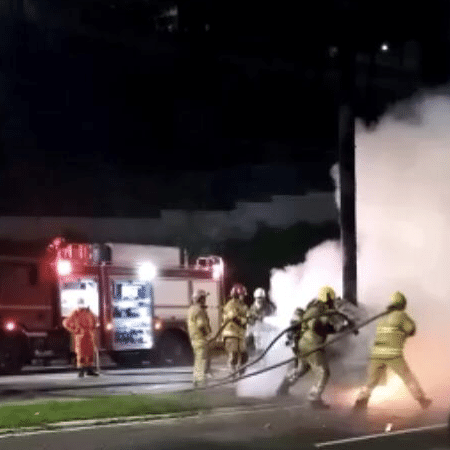 Bombeiros tentam apagar o fogo em BH - Divulgação/Bombeiros