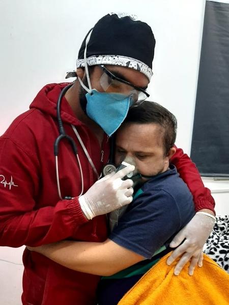 Emerson Júnior recebeu oxigênio do enfermeiro Raimundo Matos - Mirene Borges Da Silva