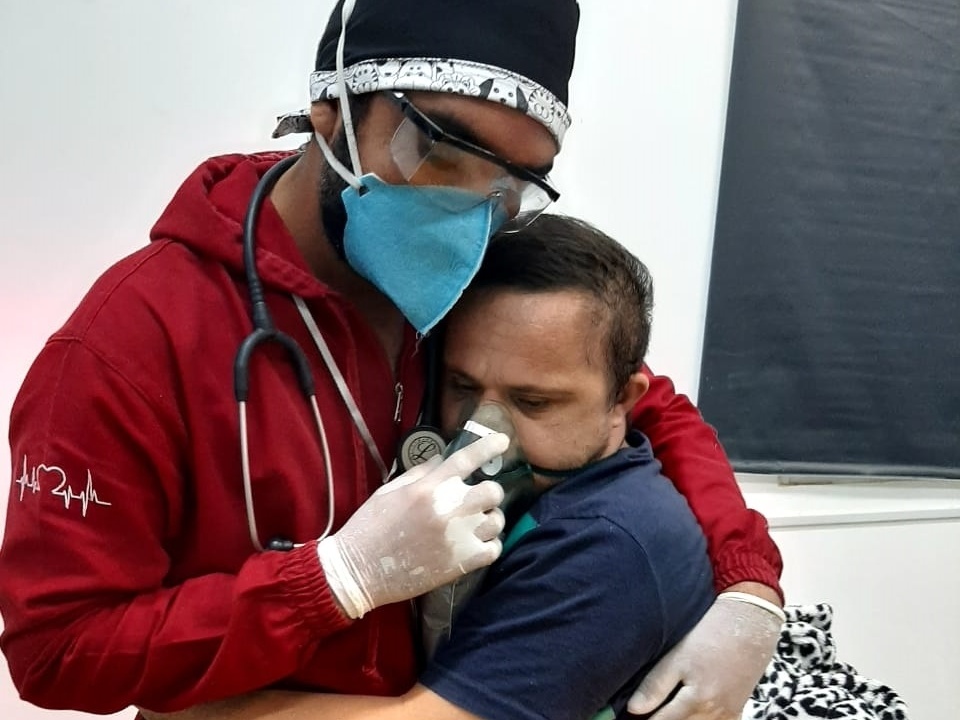 Sem UTI, paciente com Down fotografado em abraço com enfermeiro morre no AM