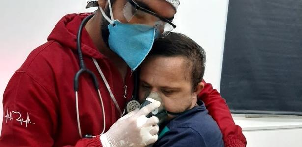 Sem UTI, paciente com Down fotografado em abraço com enfermeiro morre no AM