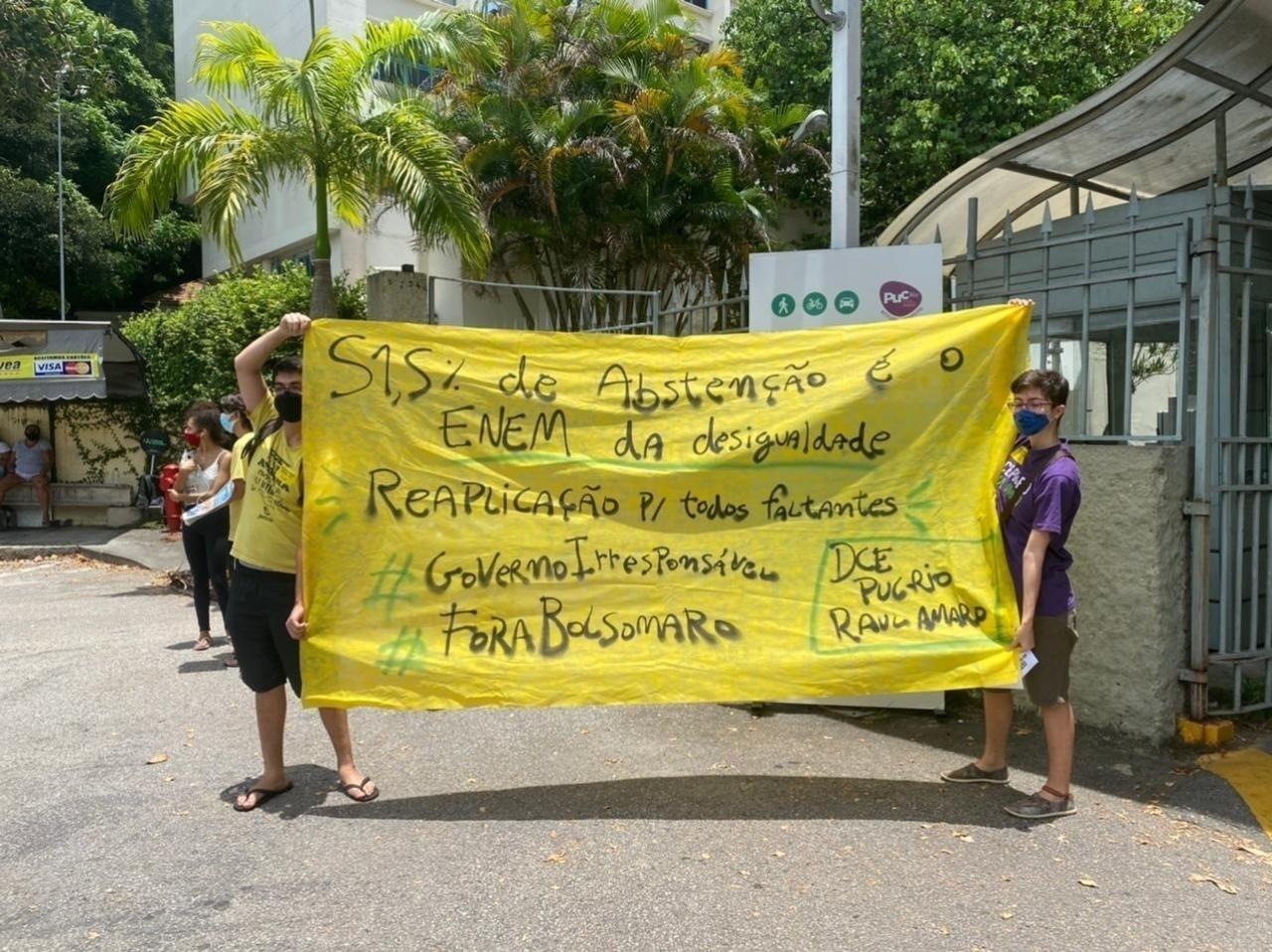 Integrantes do Coletivo Juntos protestaram em frente a uma das entradas da PUC-Rio, na zona sul, reivindicando que os estudantes que não conseguiram comparecer no primeiro dia de prova do Enem, possam realizar o exame nos dias de reaplicação. Um dos manifestantes, Theo Louzada, 25, disse ao UOL que a ausência dos candidatos é na verdade "ausência do governo em respeitar a saúde dos estudantes" - Tatiana Campbell/UOL