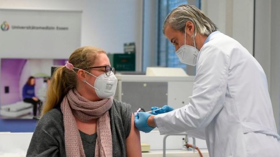 Muitos europeus manifestaram dúvidas sobre as vacinas - Getty Images